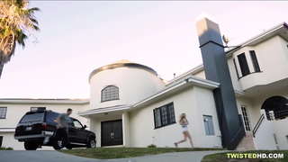 Галзуугийн найз залуу байхад ээж нь алхаж? Гое!