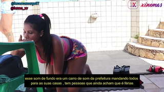 Nevaljala žena puna uspalosti nakon treninga je sjedila yummy u nadarenim uzeti mlijeko u pičku