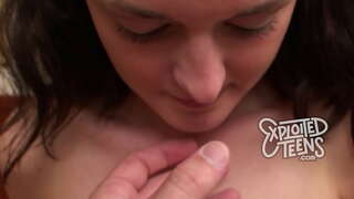 Teen karo pigtails menehi sirah ing dheweke pisanan saru