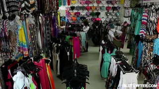 Blondie өсвөр Haley Spades хөхүүл хойлог, авах нь түүний pussy fucked ендер тэр үед