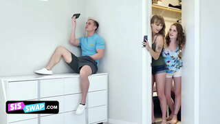 Siswap - Lusty Stepsisters Trikimailu Beren Handi Stepbros Eta Arraio Horiek Sofan