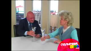 Vovo comendo ftit fil-quddiem tal-mara tiegħu