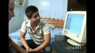 Противната мацка вдига дългите си крака.