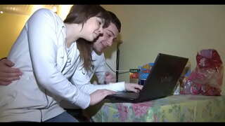 ���ែលទារកត្រូវការបិទរបស់គាត់អាវខៀវ