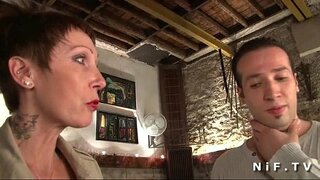 ���ெரிய மார்பகங்கள் மற்றும் பச்சை குத்தப்பட்டு பிரஞ்சு, முதிர்ந்த, பெறுகிறார், அவரது இறுக்கமான, கழுதை பலத்த