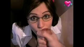 ���ુંદર ચિક ચશ્મા નહીં તે સારી