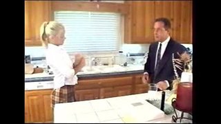 Η τζόντι Μουρ - Ξανθιά μπέιμπι-σίτερ