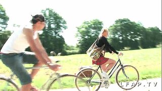 Ung och vacker student med stora bröst graven sodomisee et prise en dubbel p