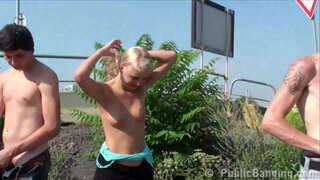 Y. güpegündüz sarışın kız TOPLU seks sokak