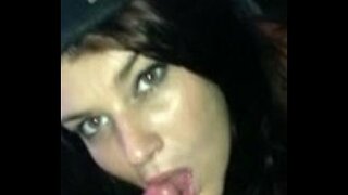 Cô gái, tiếp theo cửa cho miệng và nuốt