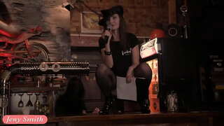 Jeny a &#039; ghobhainn poblach nude air an àrd-ùrlar