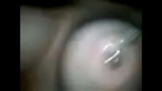 Nobya ay gumaganap sa kanyang binutas na mga utong 1