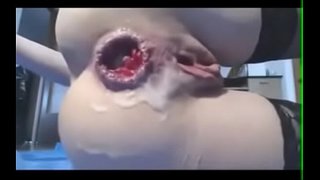 Задирающаяся подростковая кобыла кулаком до потрясающего сквиртингового оргазма