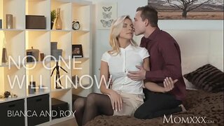 سنہرے بالوں والی دفتر میں باس سے خوش ہوتا ہے وہ دھوکہ کے ساتھ شوہر پر دفتر j.