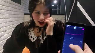 الفتاة هو مثار من قبل صديقها مع ohmibod في مطعم