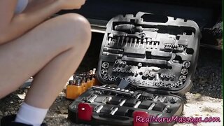 Цохиж хангинуулан дуугаргаагүй masseuse jerks