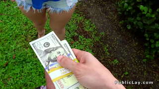 Был Блондинка трахаться менән тамашасы пузырчатый гараж в зад