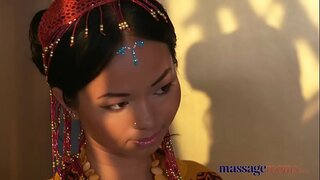 Salas de massagem Quente massagista Tailandesa leva pau duro no seu perfurado buceta