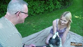 ̠�은 금발의 오래 된 남자 겸 그녀의 입에