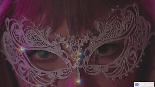 Опытная женщина ведет свою новую лесбийскую подругу в отдельную комнату