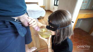 Rendetlen Mélytorok Gerjedve Rabszolga - Italok tál pisilni!