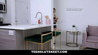 Tiener babe laat klasgenoot neuken haar in ruil voor haar test papieren