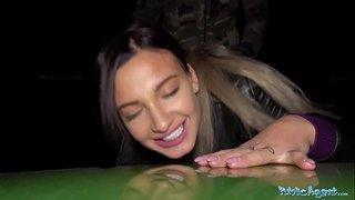 Kaihoko Public Māpuna hottie kakaho I roto i te ahiahi waho blowjob me te fuck