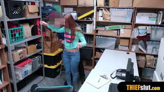 Long legged teenie nadakpan sa mga shopping mall ug gets sa usa ka bagis apan mosangpot fuck