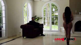 Curvy Latina babu Kesha Ortega nyanggakeun boss nya bang big tits jeung baseuh pink GP848