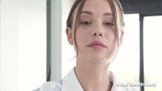 Slutty Maid Taylor Sands tikkuja hänen kuuma butt ilmaan tervetuloa 2 kovaa kyrpää hänen täydellinen pillu &amp;amp; kipeä kusipää kun imee heidän kovaa kyrpää! Maksun? 2 kuuma kasvohoidot! Koko Leffa klo Private.com!