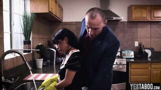 Busty latina υπηρέτρια γκόμενα παίρνει τραχύ γαμήσει από πίσω