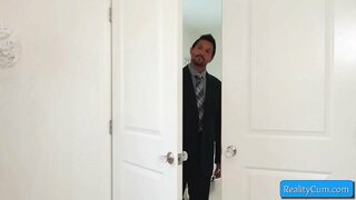 Söpö teini blondi suorittaa hämmästyttävä suihinotto massiivinen valkoinen dick ja rakastaa sitä