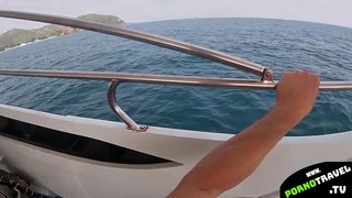 Төгс бие Тайландын охин авах Том Дик дээр speedboat