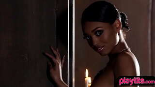 Sportiškas juoda gražuolė jausmingą striptizo seansą