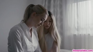 Małe cycki lesbijek nastolatek tnie nożyczkami z blondynką w akademiku incharge