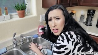 Hot mom Lily Lane ag iarraidh a h-stepsons juice i air frith-rathaidean dha fhad &#039;s a shes a&#039; dèanamh nigheadaireachd