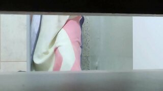 بہن کے ساتھ ٹین لائن شہوانی ، شہوت انگیز ریکارڈ کیا جاتا ہے ایک شاور لینے کے بغیر اس کے جانے