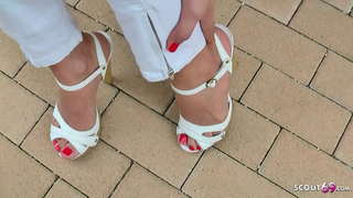 Teen sexy în tocuri înalte abordat pe plajă și a adus la footjob pentru 50 de euro