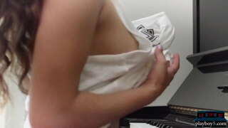 صفحه مابین مجله, هنرمند فلم سکس Uma جولی کردن طبیعی بدن